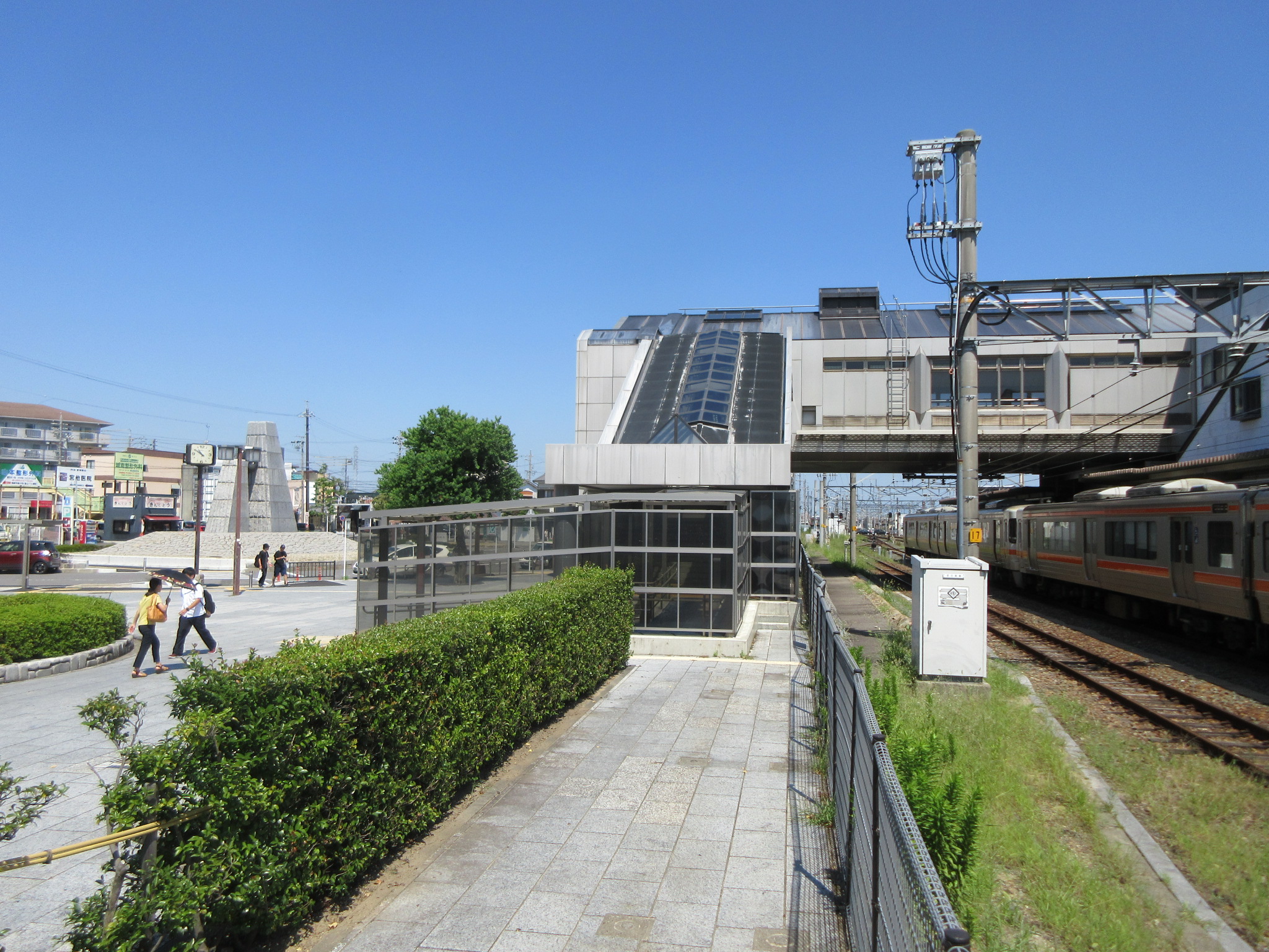 JR岡崎駅の西口付近とホームの電車