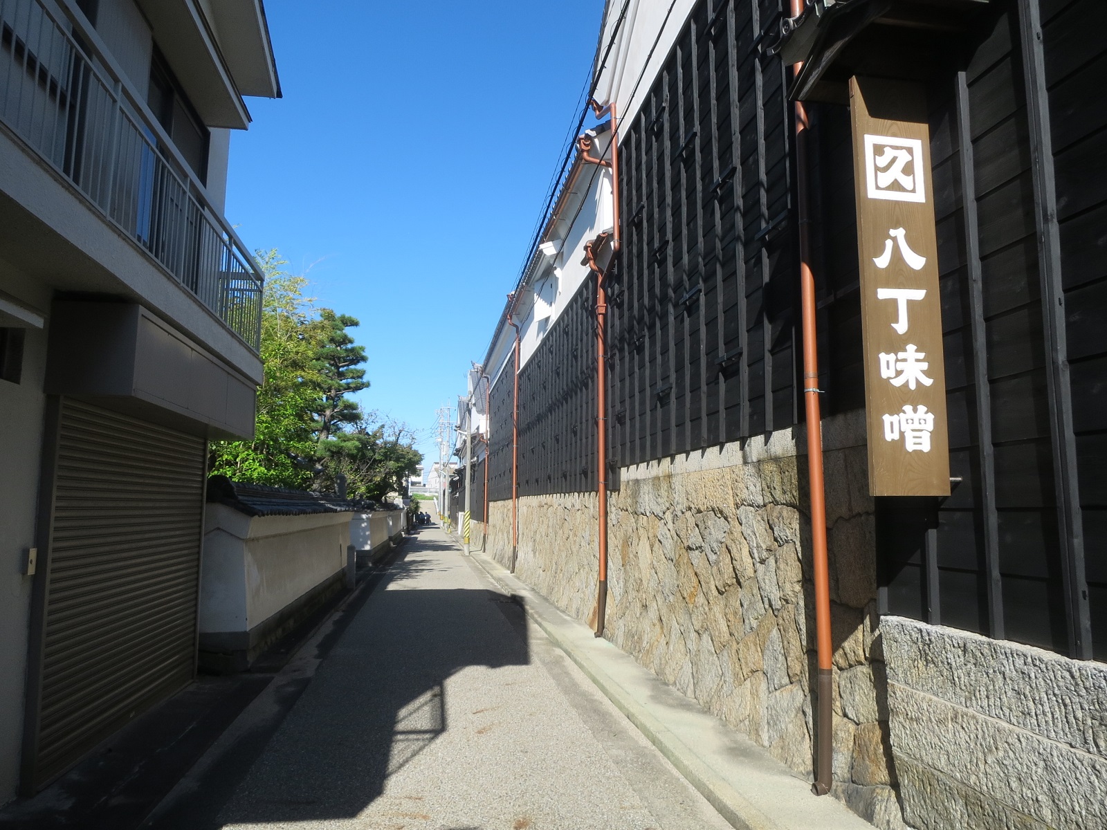 八丁味噌の蔵が並ぶ八帖町の通り